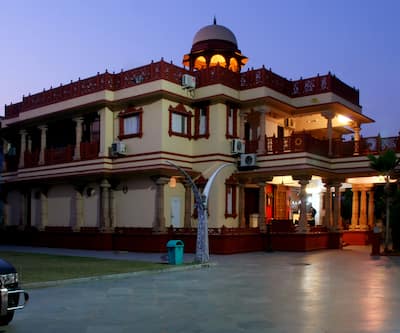 https://imgcld.yatra.com/ytimages/image/upload/t_hotel_yatra_city_desktop/v1390999718/Domestic Hotels/Hotels_Ahmedabad/Hotel Siddhartha Palace/AHD_Siddharth_Palace_Exterior_at_Evening.jpg